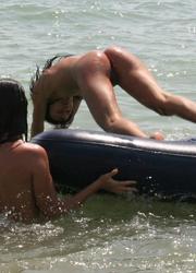 A busty babe at the Hulopoe Image 6