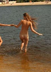 A slim and busty babe on the Tahiti Image 5