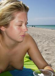 Girls topless at the Paradise Image 8