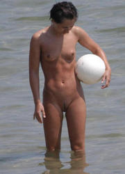 Bikini cutie flashing on the Bellevue Image 9