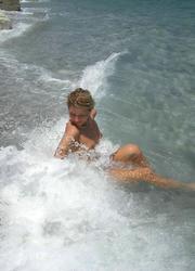 A nude bitch on the Hanauma Image 12