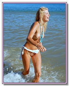 interesting blonds and brunet girls shows  pussy