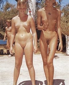 liberated various teenage girls loves to push the legs at the beaches of the Australia