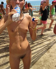 liberated various teenage girls loves to push the legs at the beaches of the Australia